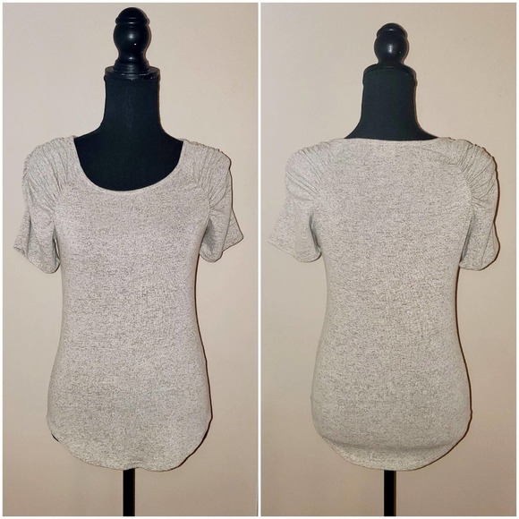 4/$30🌟Caution To The Wind Scrunch Shoulder Shirt Junior's - Picture 1 of 9